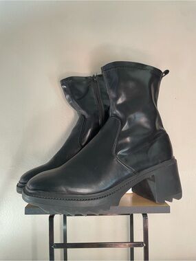 JustFab Black Chunky Heel Ankle Boots – Size 10 EUC
